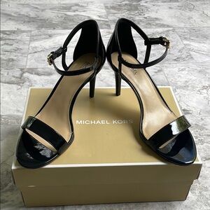 New in Box Michael Kors Black Women's Heels Size 8 - Simone Mid Sandal